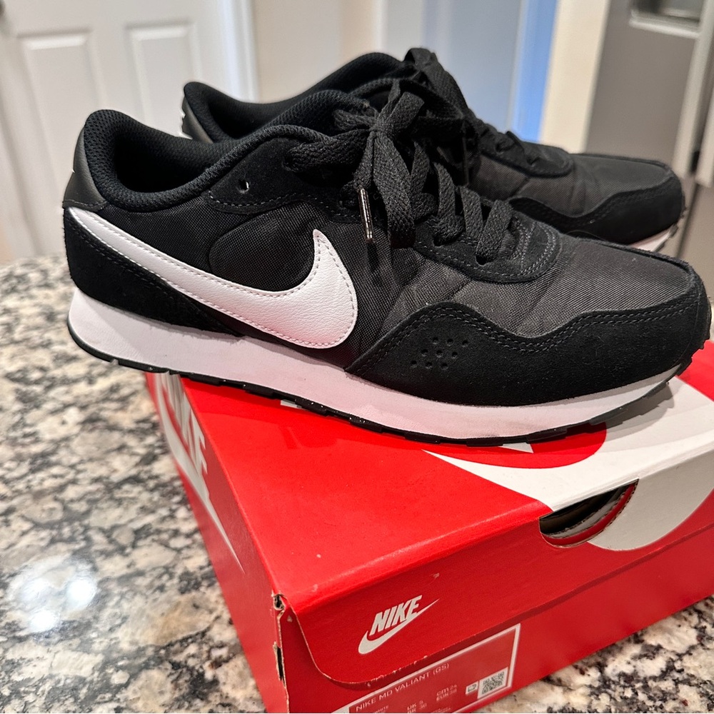 Nike MD Valiant black & white sneaker Y5.5, W7 - Picture 3 of 5